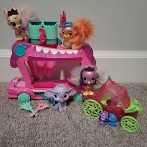 Disney Princess Pets Fantasy Playset with Mint & Lime Accents